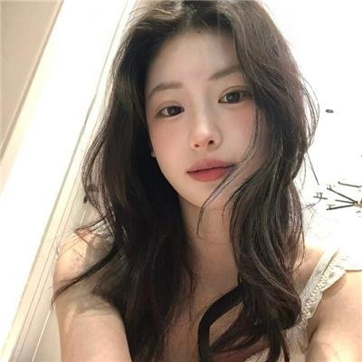 给小酒馆女子喝高杯酒